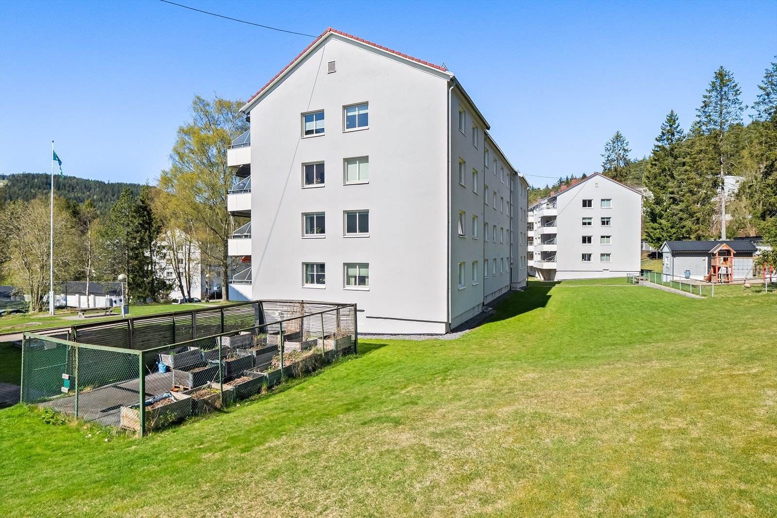Bygningen er fra 1953, med yttervegger i pusset og malt murverk. Galleribilde