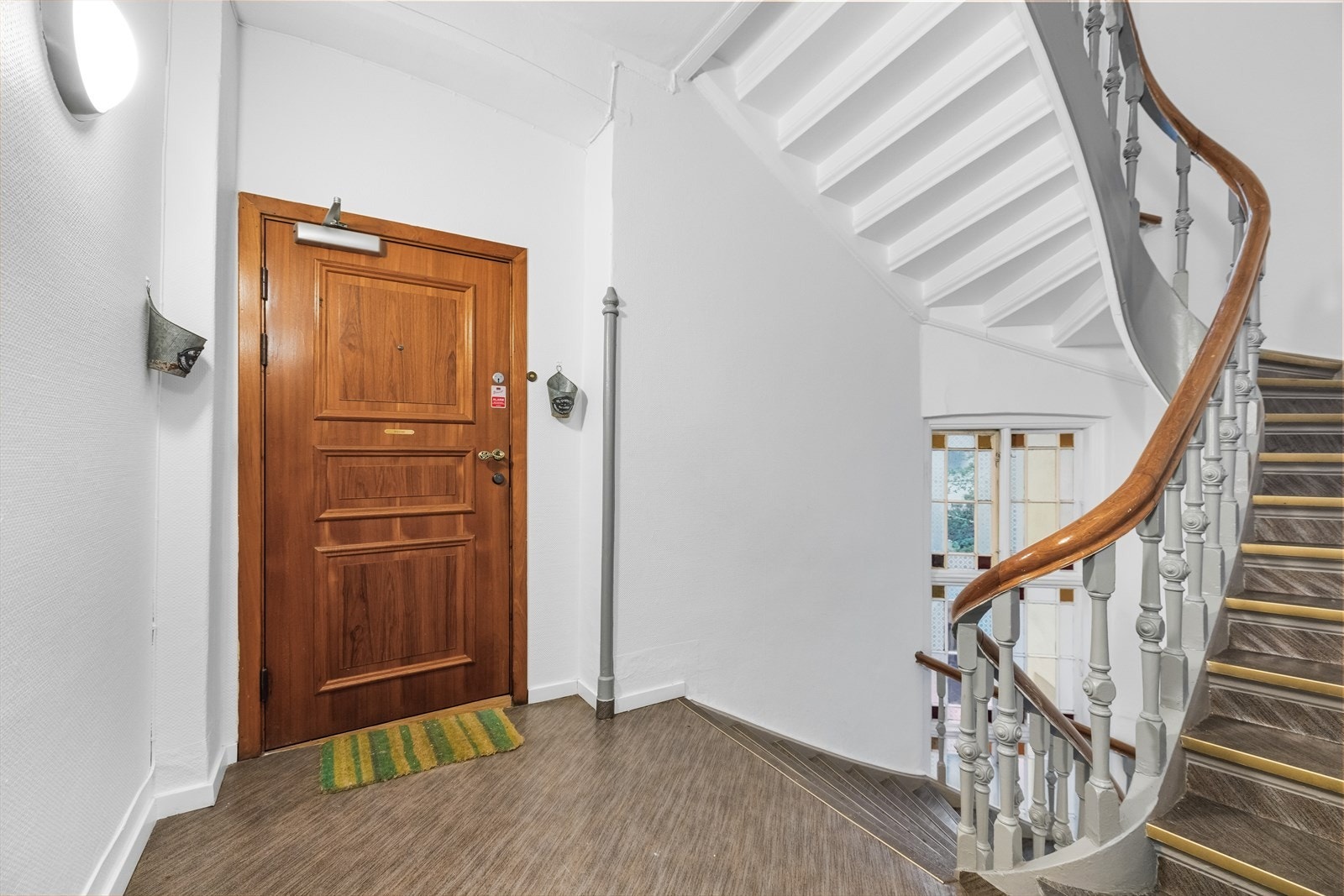 Klassisk og romslig felles oppgang. Leiligheten disponerer kjellerbod på 4 m². Galleribilde