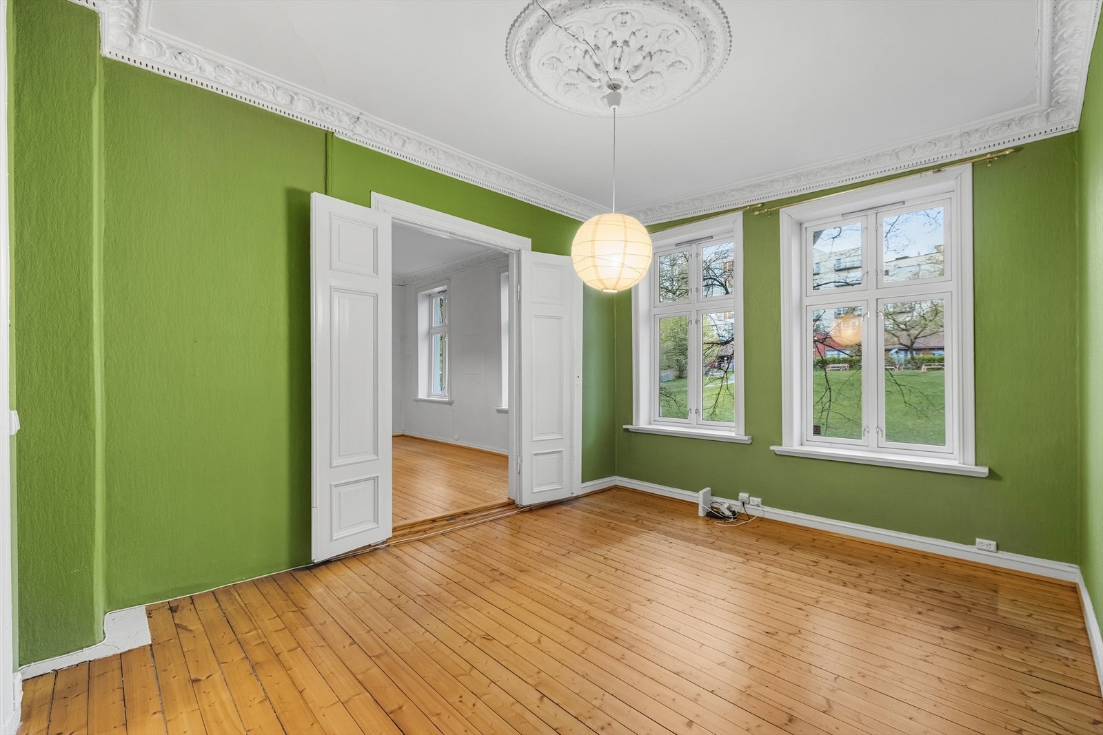 Også i dette rommet er det store vindusflater som slipper inn rikelig med dagslys. Galleribilde