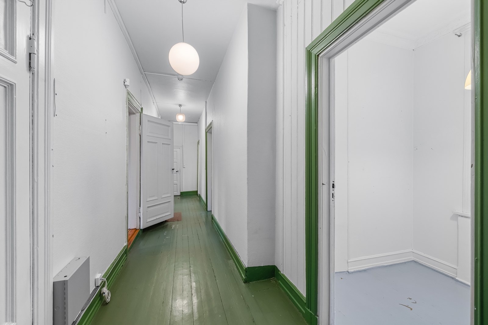 Romslig og hyggelig gang som knytter leilighetens rom. Galleribilde