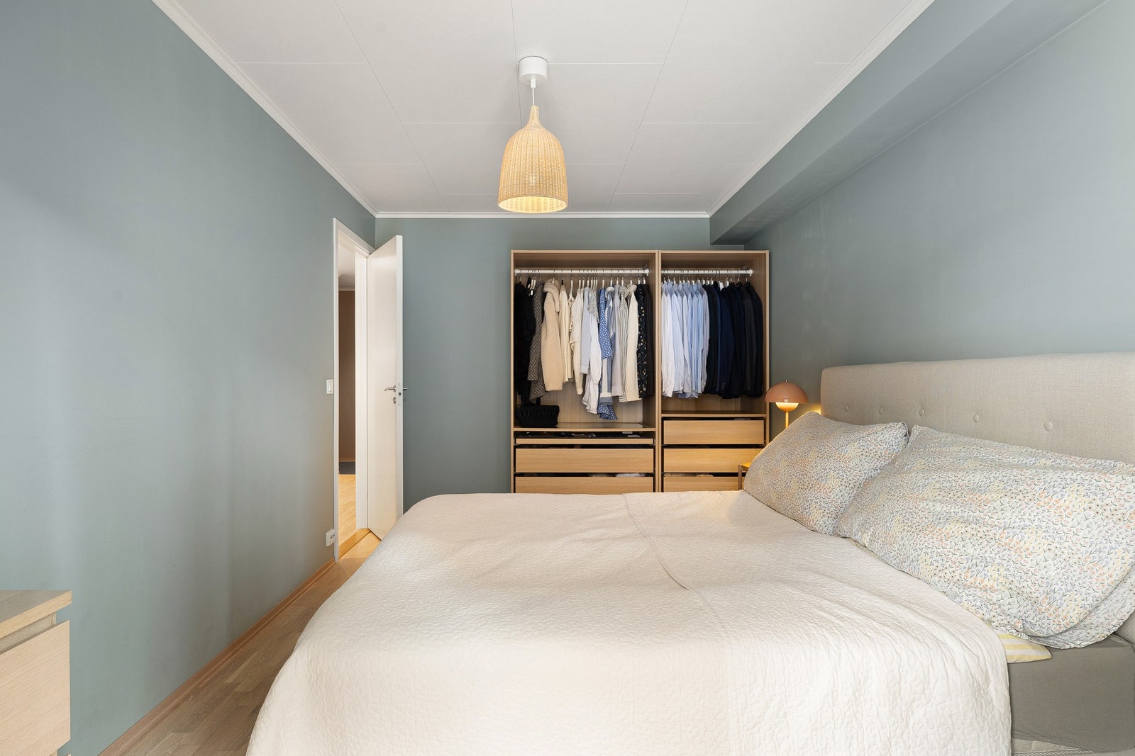 Garderobe med oppbevaringsplass. Galleribilde