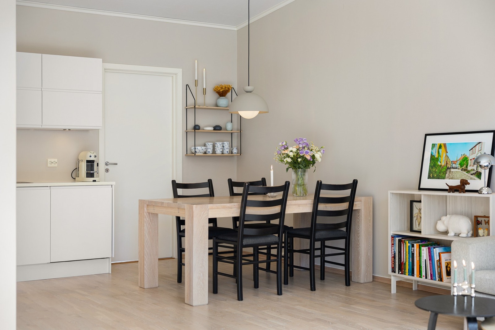 Rommet preges av moderne fargevalg. Galleribilde