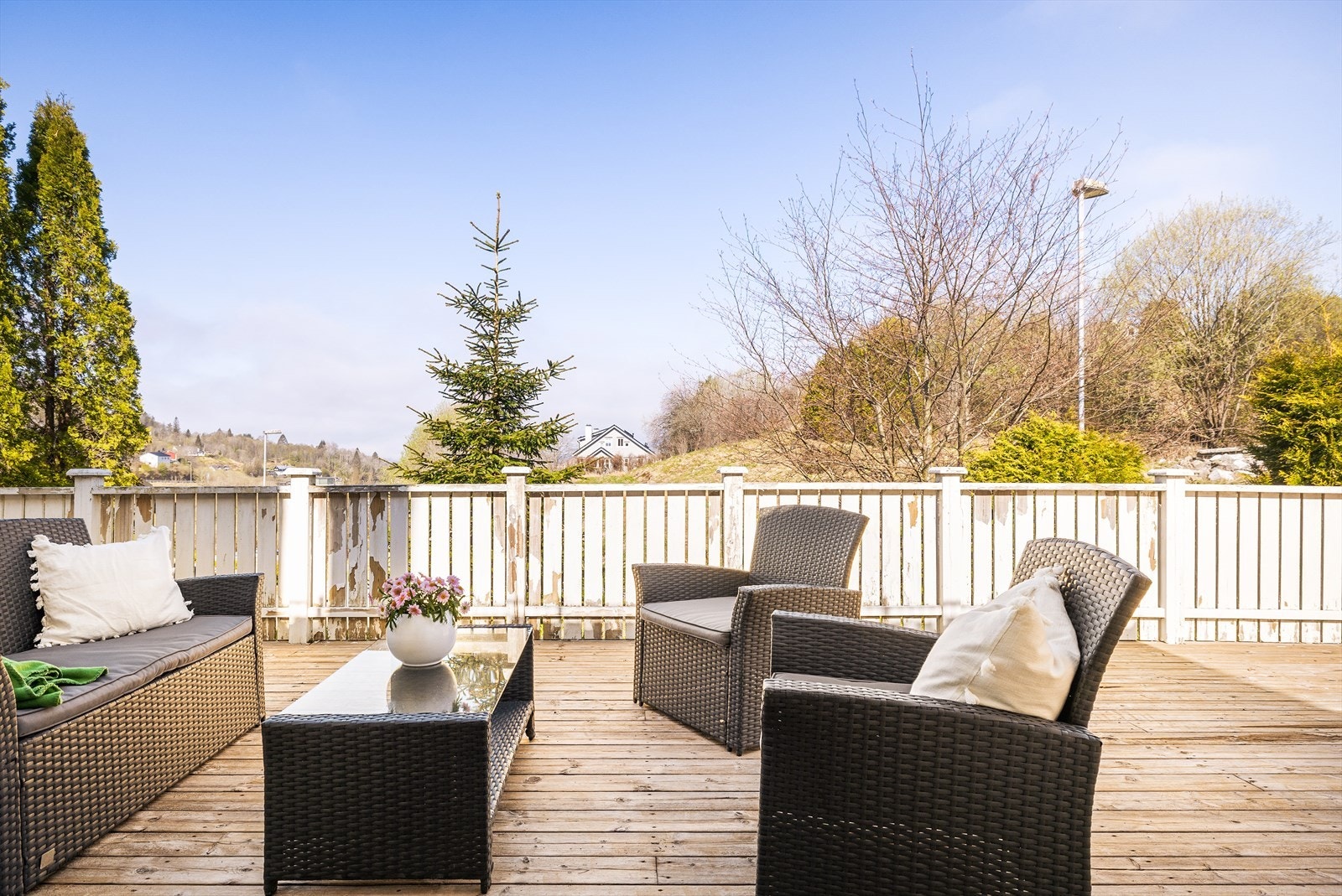Her har man gode muligheter for utemøblering og hyggelige sammenkomster. Galleribilde