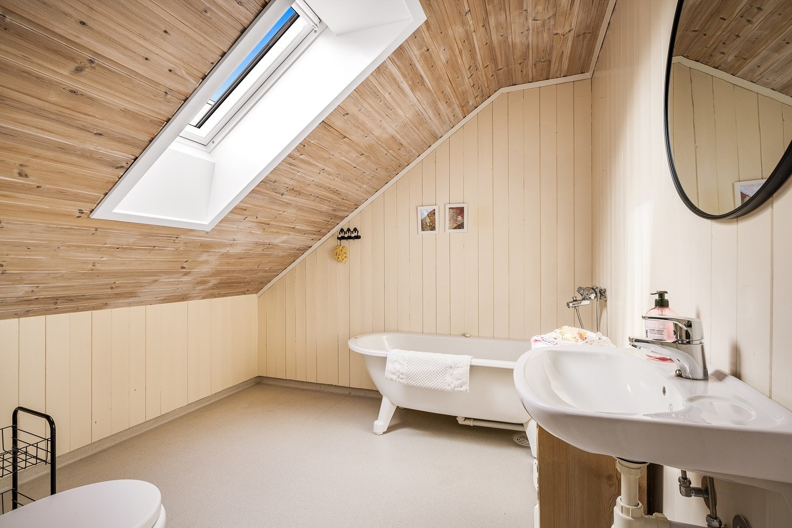 Baderom i 2. etg som også har badekar, perfekt som avslapning etter en lang dag ute. Galleribilde