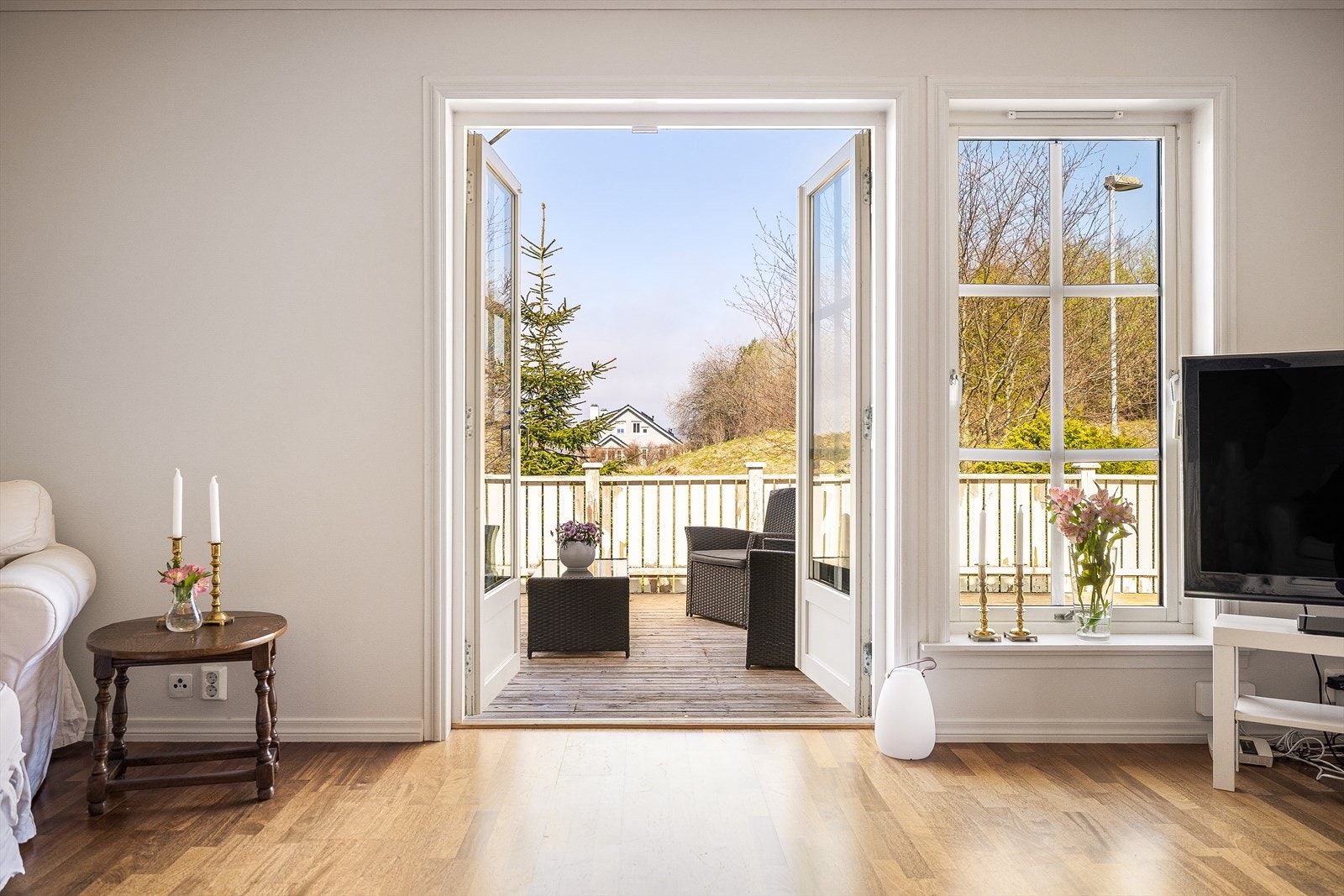 Utgang til terrasse i forkant av boligen. Galleribilde