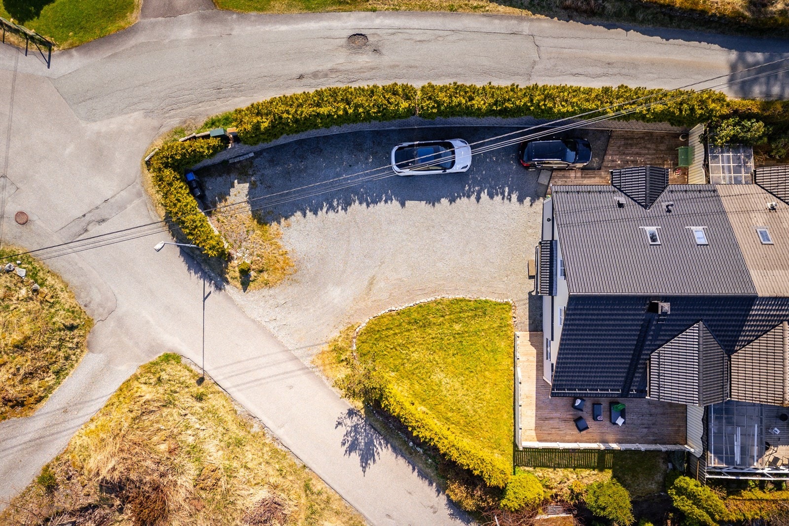 Det er god plass til parkering av flere biler på eiendommen. Galleribilde