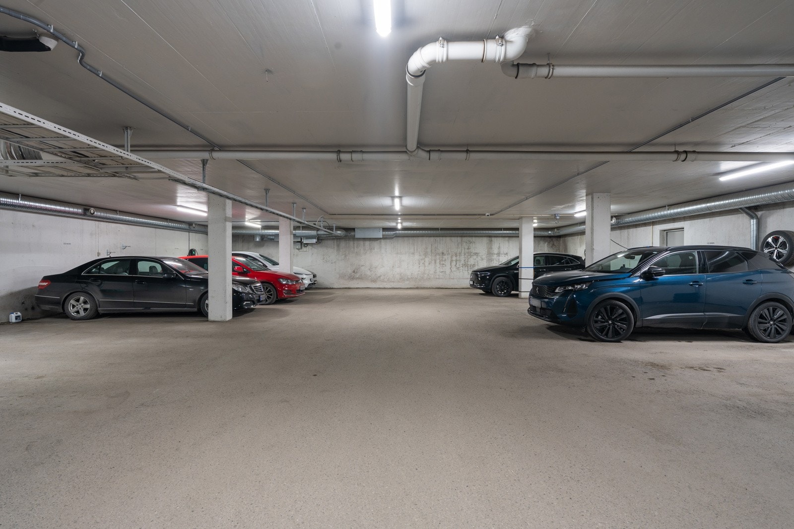 Boligen har fast garasjeplass i parkeringsanegg med mulighet for tilkobling av elbil lader.