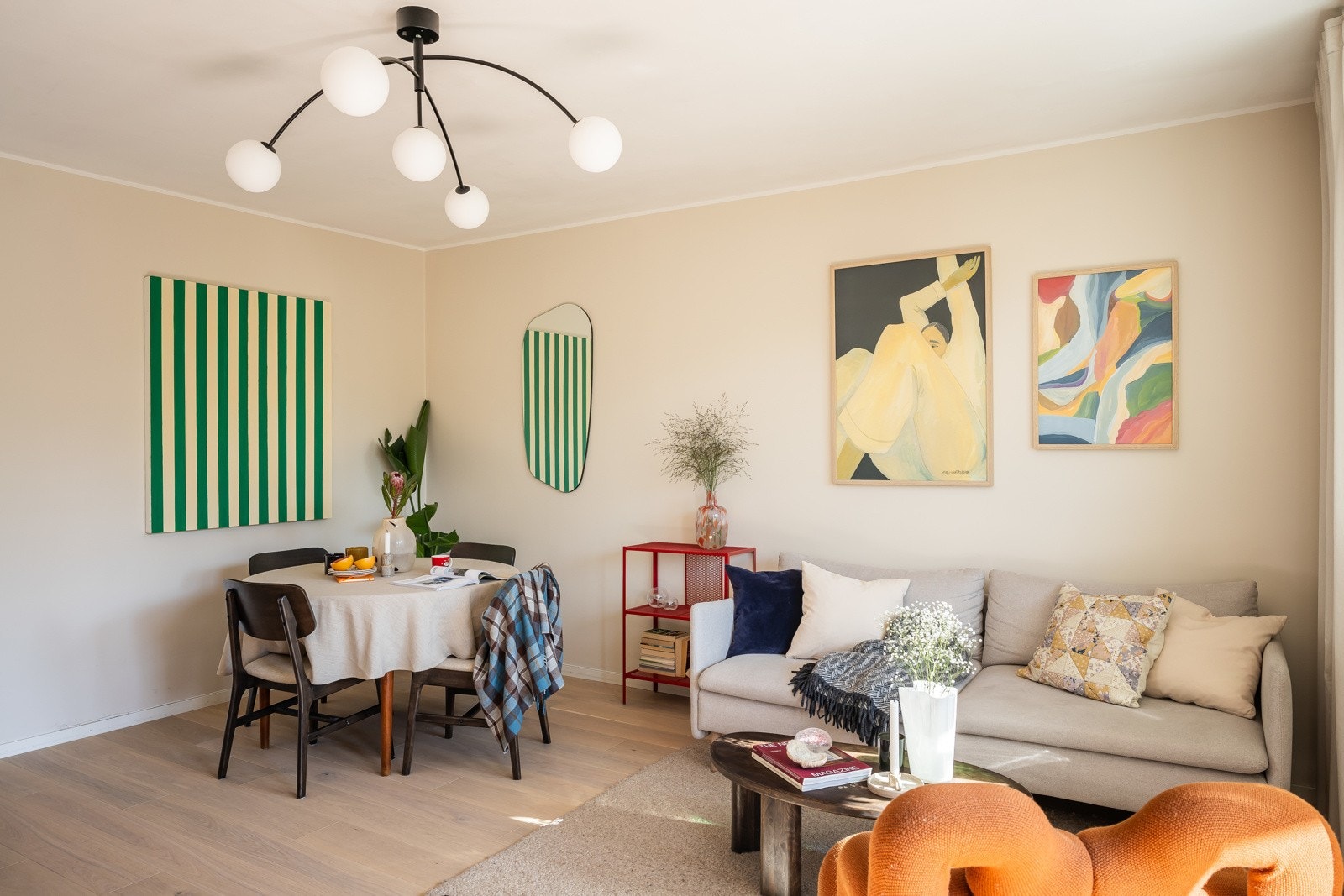 Plass til spisebord og sofasone. Galleribilde