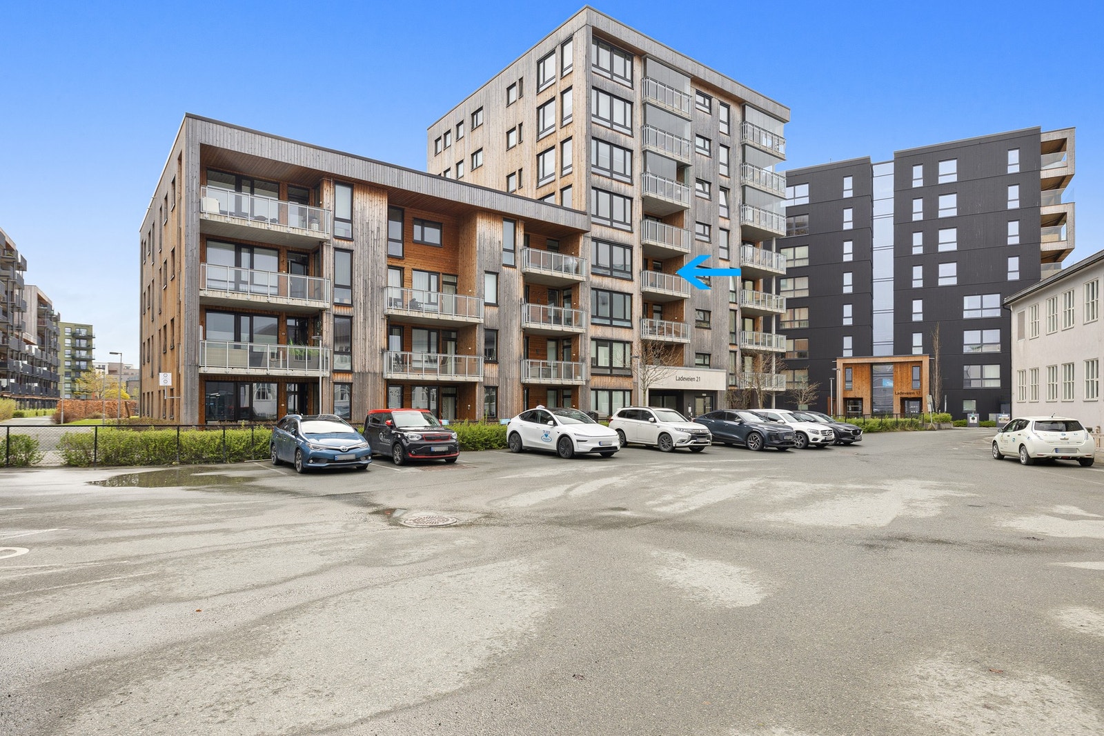 Fasadebilde. Mellom blokkene på Lilleby har du pent opparbeidede fellesarealer. Grønne plener, internstier og benker som er svært praktisk på sommerhalvåret. Galleribilde