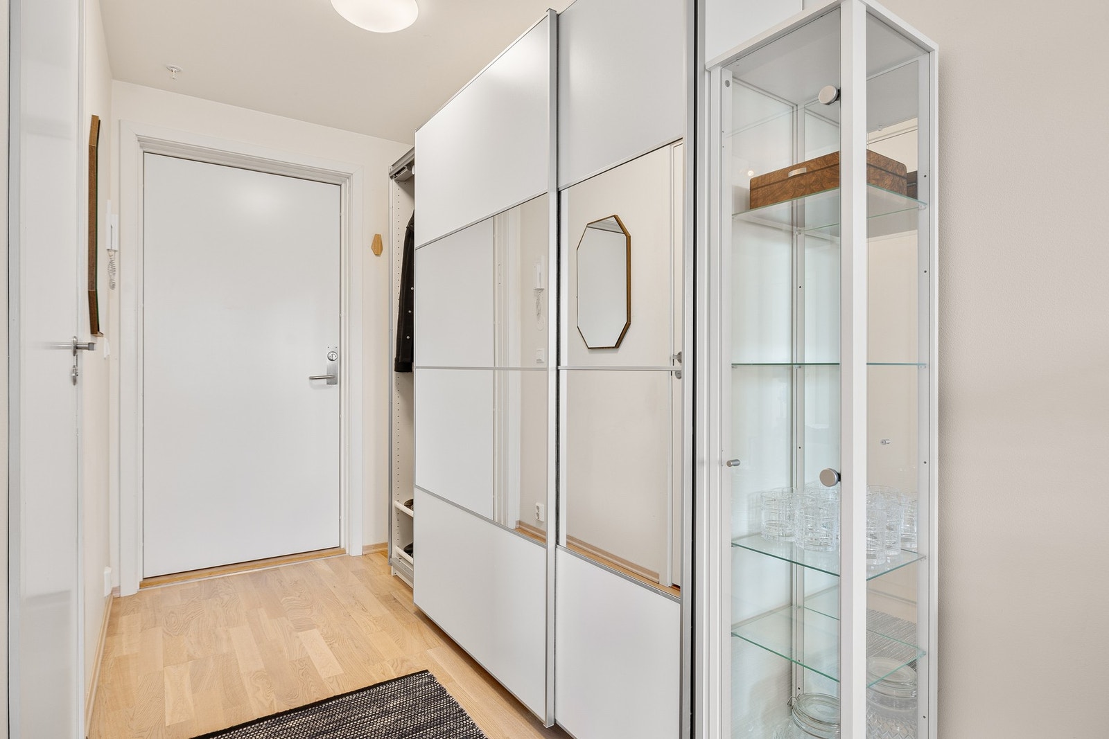 Velkommen inn! Skyvedørsgarderobe i entré gir gode muligheter for oppheng av yttertøy og oppbevaring av sko. Galleribilde