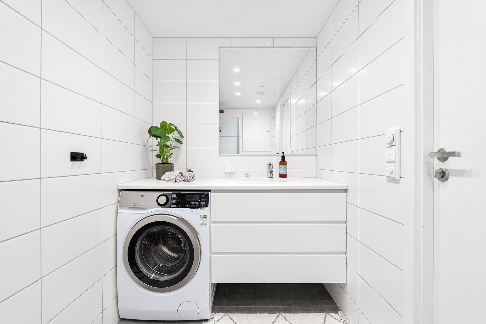 Badet har en servantplate som strekker seg fra vegg til vegg . Gulvet varmes opp ved bruk av elektriske varmekabler. Galleribilde
