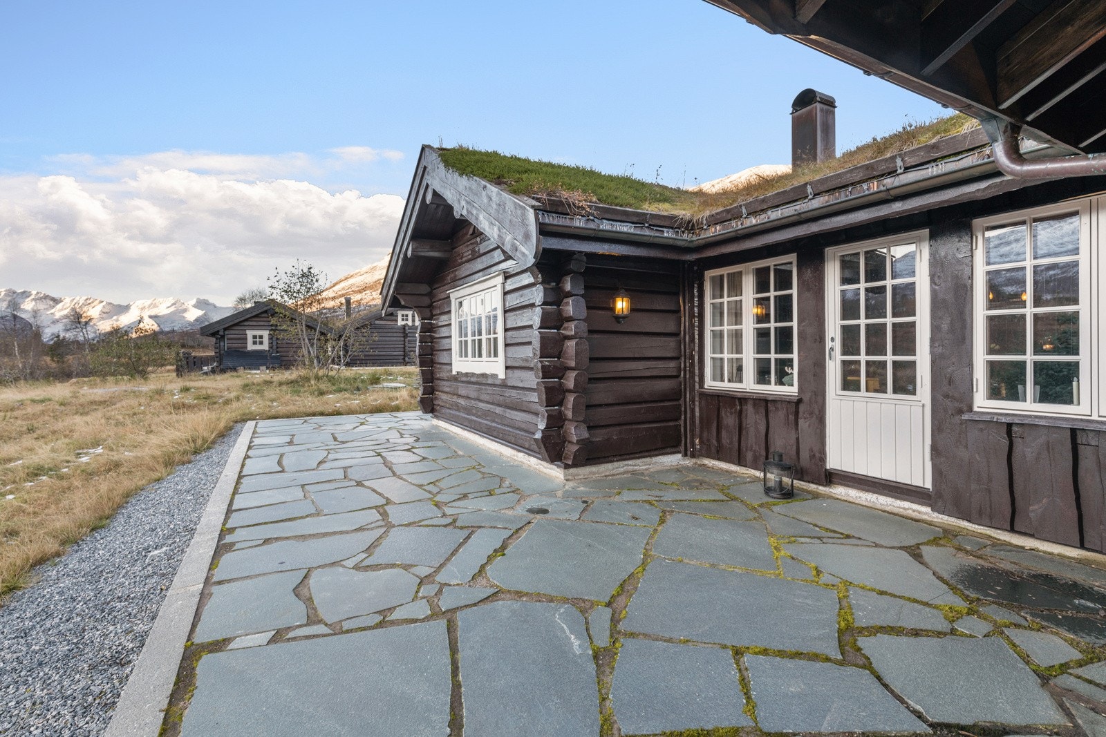 Terrassen er svært romslig på størrelse, og går rundt nesten hele hytten Galleribilde