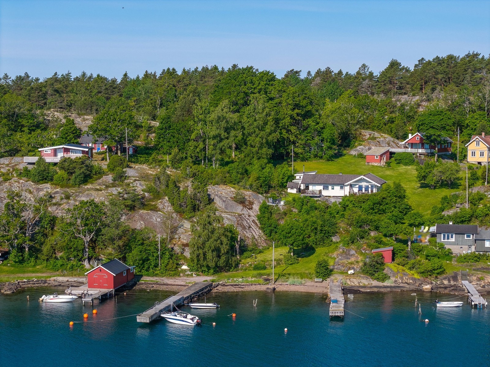 Den flotte eiendommen sett fra sjøen - Foto: Kristian Bollæren v/Fotofinish Galleribilde