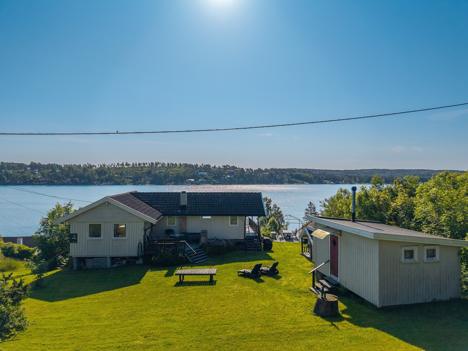 Fra bygningene og tomten generelt er det fantastisk sjøutsikt og tomten grenser helt ned i vannkanten med egen strand. (Terrasse ved inngangsparti er noe utvidet i forhold til byggemeldt tegning) Galleribilde