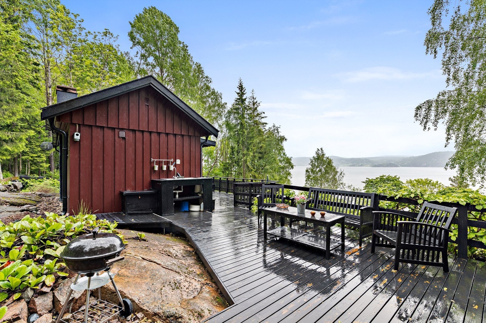 Hytta ligger tilbaketrukket og veldig fint til helt øverst på feltet med suveren utsikt utover Drammensfjorden. Foto: Trond Reder Galleribilde