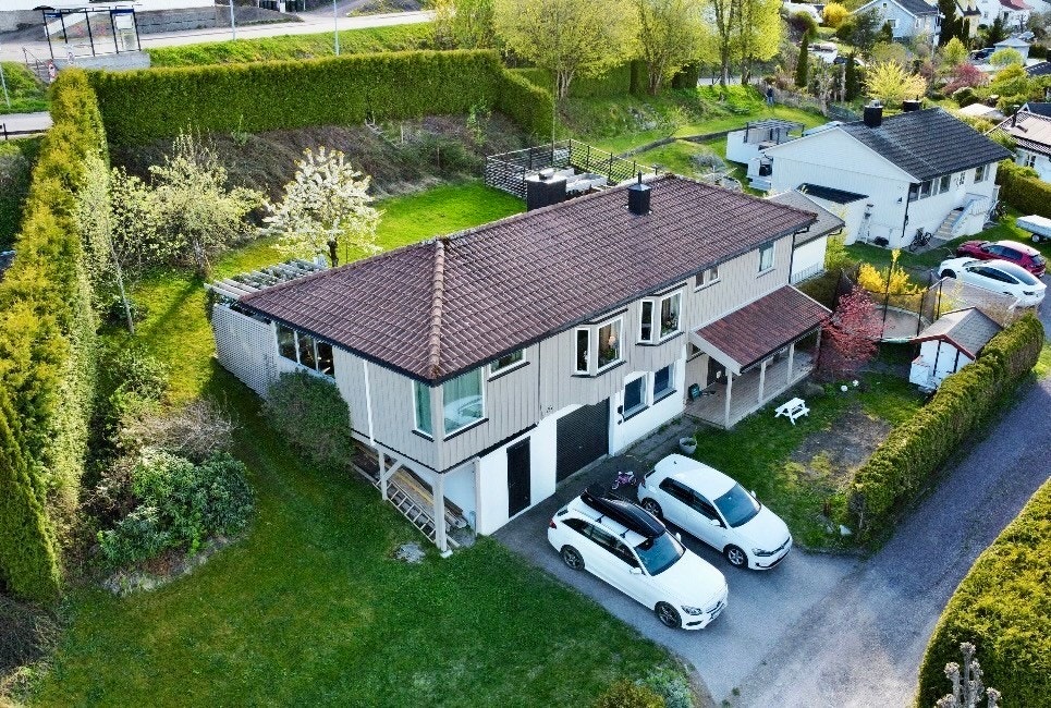Funksjonelt og koselig hus med barnevennlig beliggenhet i rolig blindgate på Apenes. Galleribilde