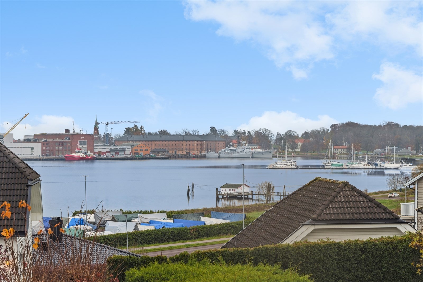 Fin utsikt mot fjorden og havneområdene i Horten. Galleribilde
