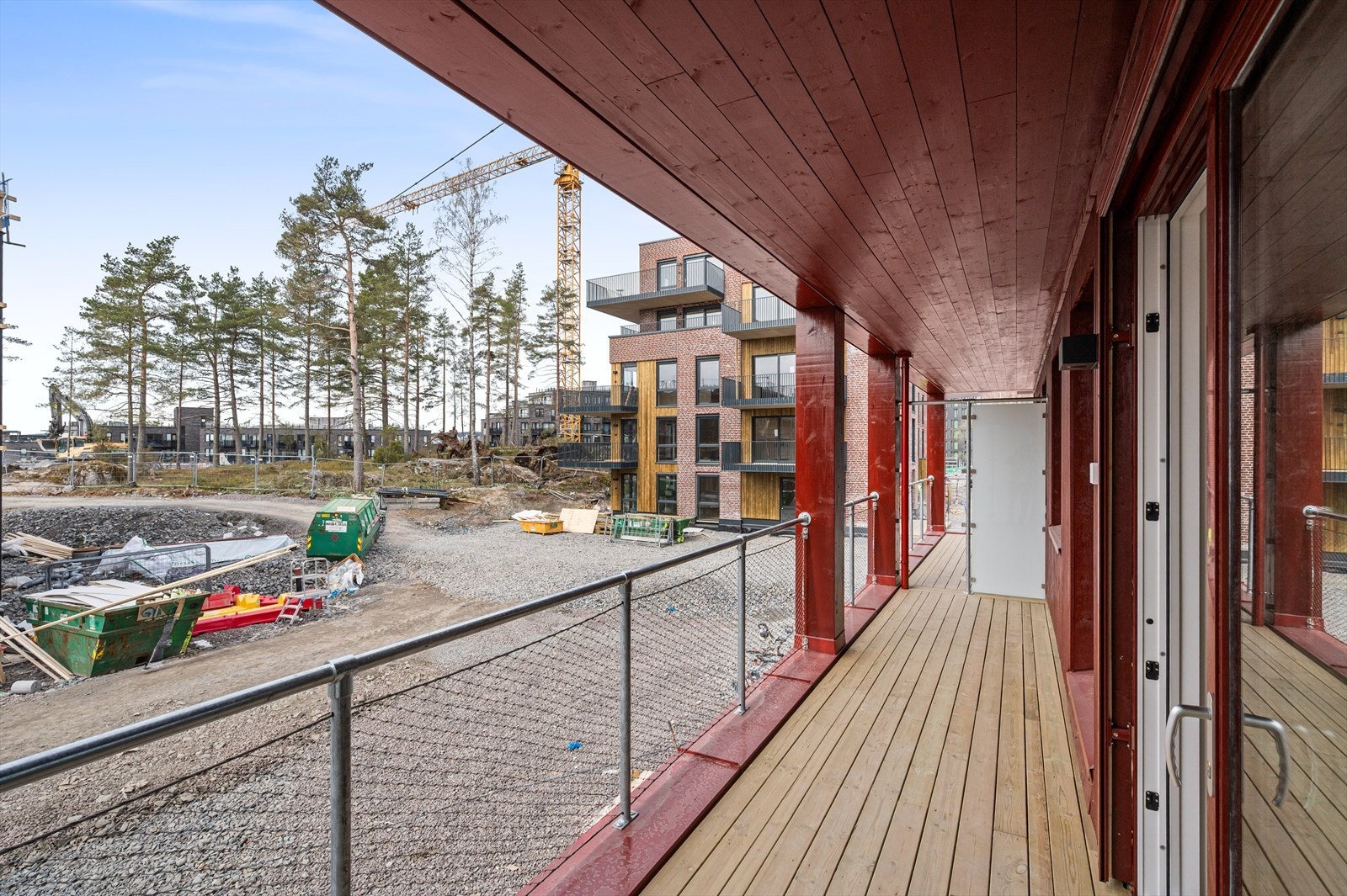 Ca. 12 kvm vestvendt balkong i 2 etg. Vender inn mot gårdshage. Galleribilde