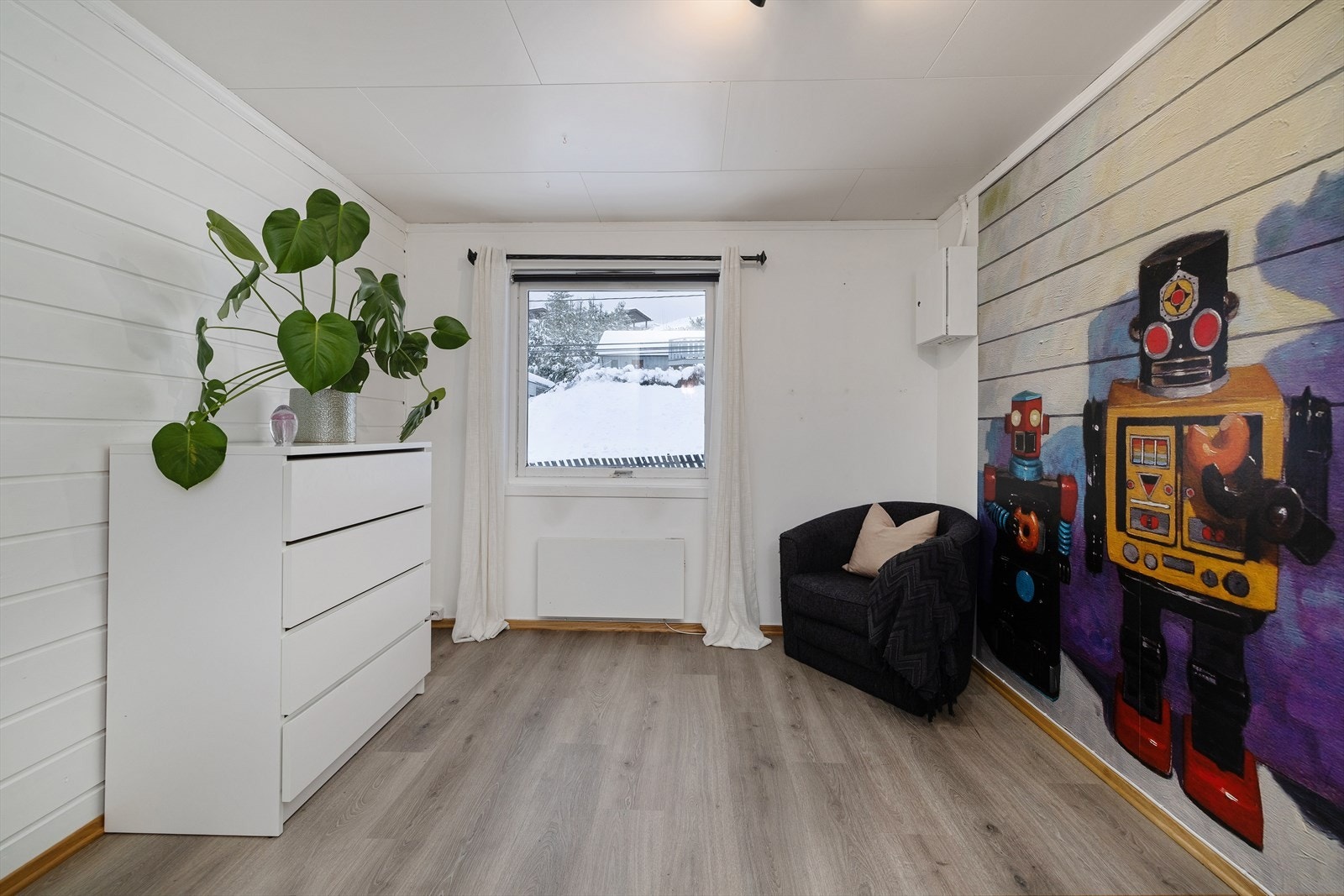 Det fjerde soverommet i etasjen er lyst og har panel på veggene. Galleribilde