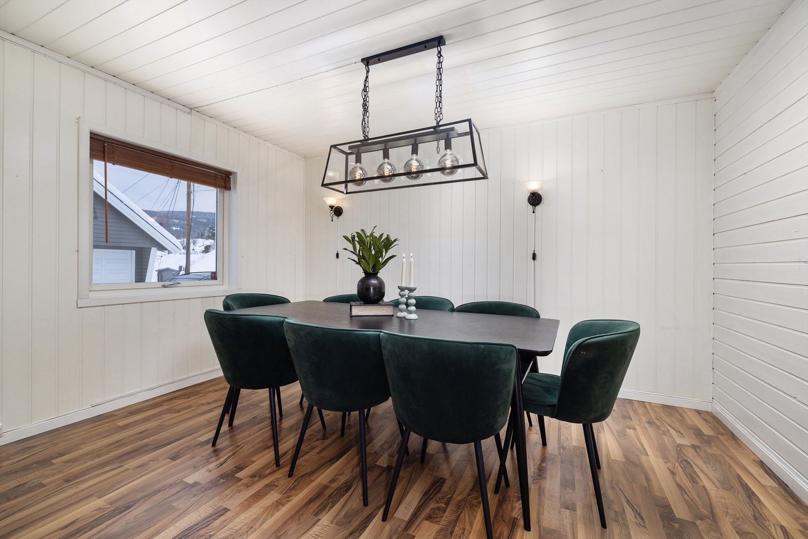 Spisestuen ligger i tilknytning til stuen og har plass til et langbord for sosiale sammenkomster. Galleribilde