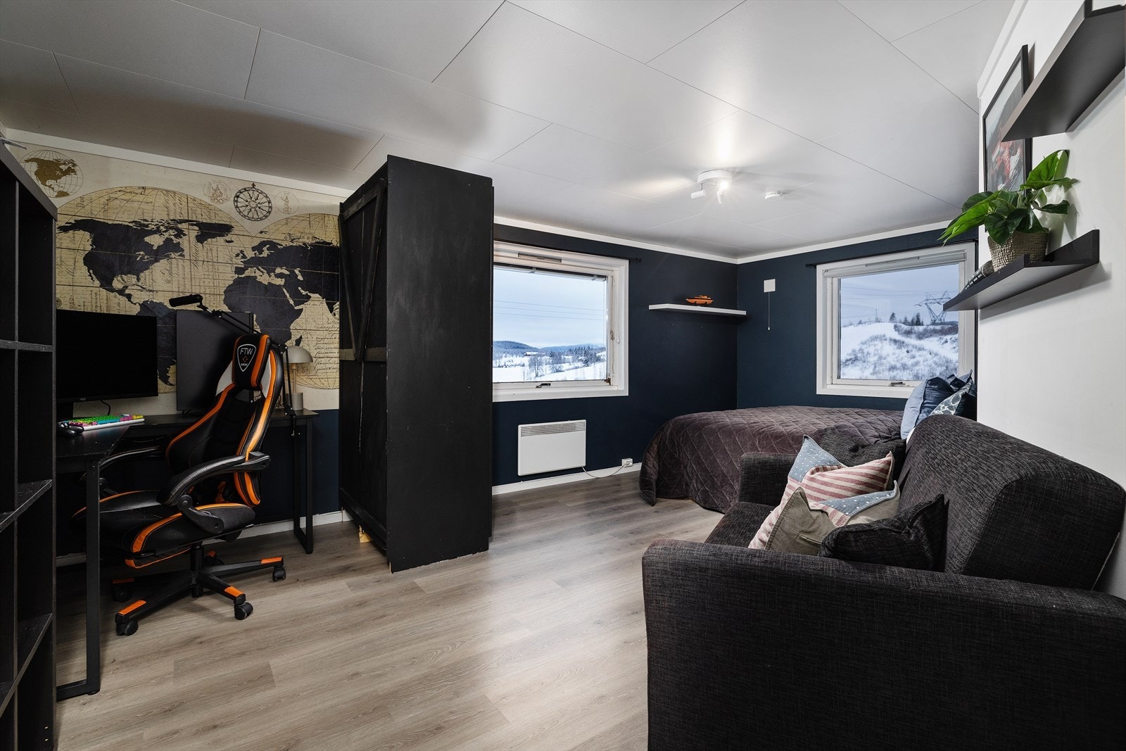 Boligens tredje soverom i denne etasjen, med plass til seng, skrivepult og oppbevaring. Galleribilde