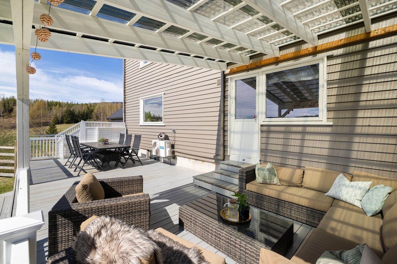 Terrassen ble bygget i 2018 og har utgang fra stuen. Galleribilde