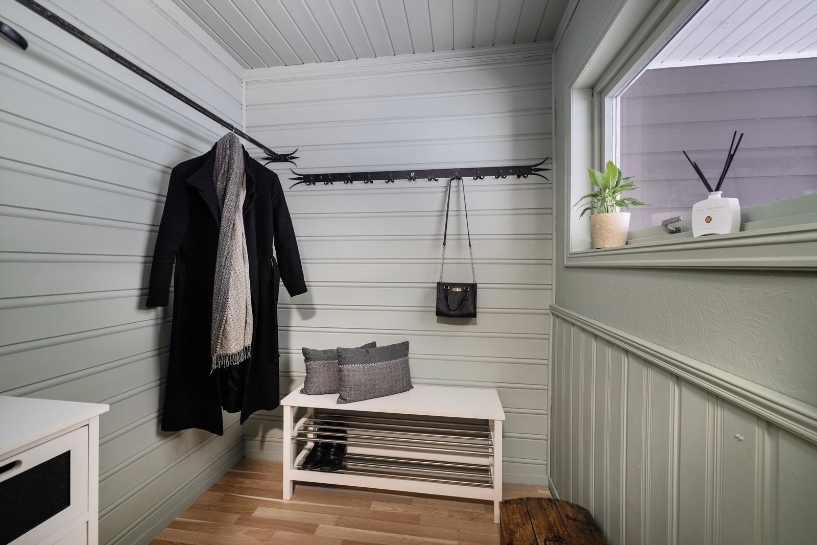 Entréen gir en praktisk overgang med plass til yttertøy og sko. Galleribilde