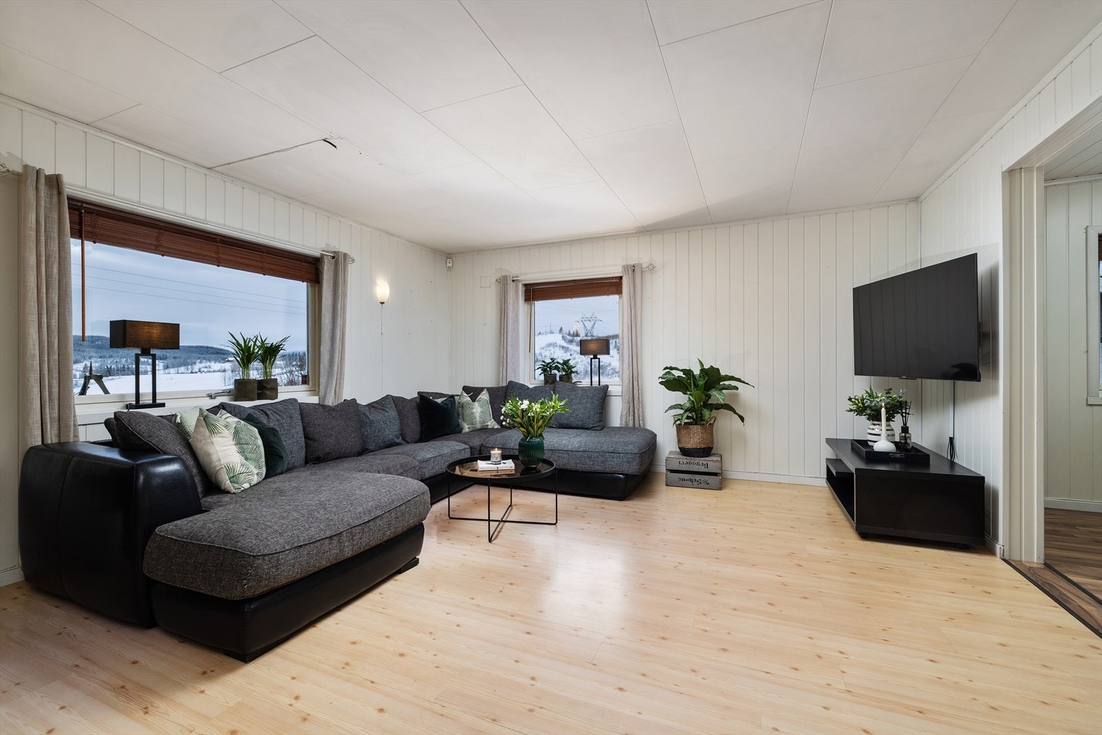 Rommet har god plass til en stor sofagruppe. Oppvarming skjer også via en energieffektiv varmepumpe. Galleribilde