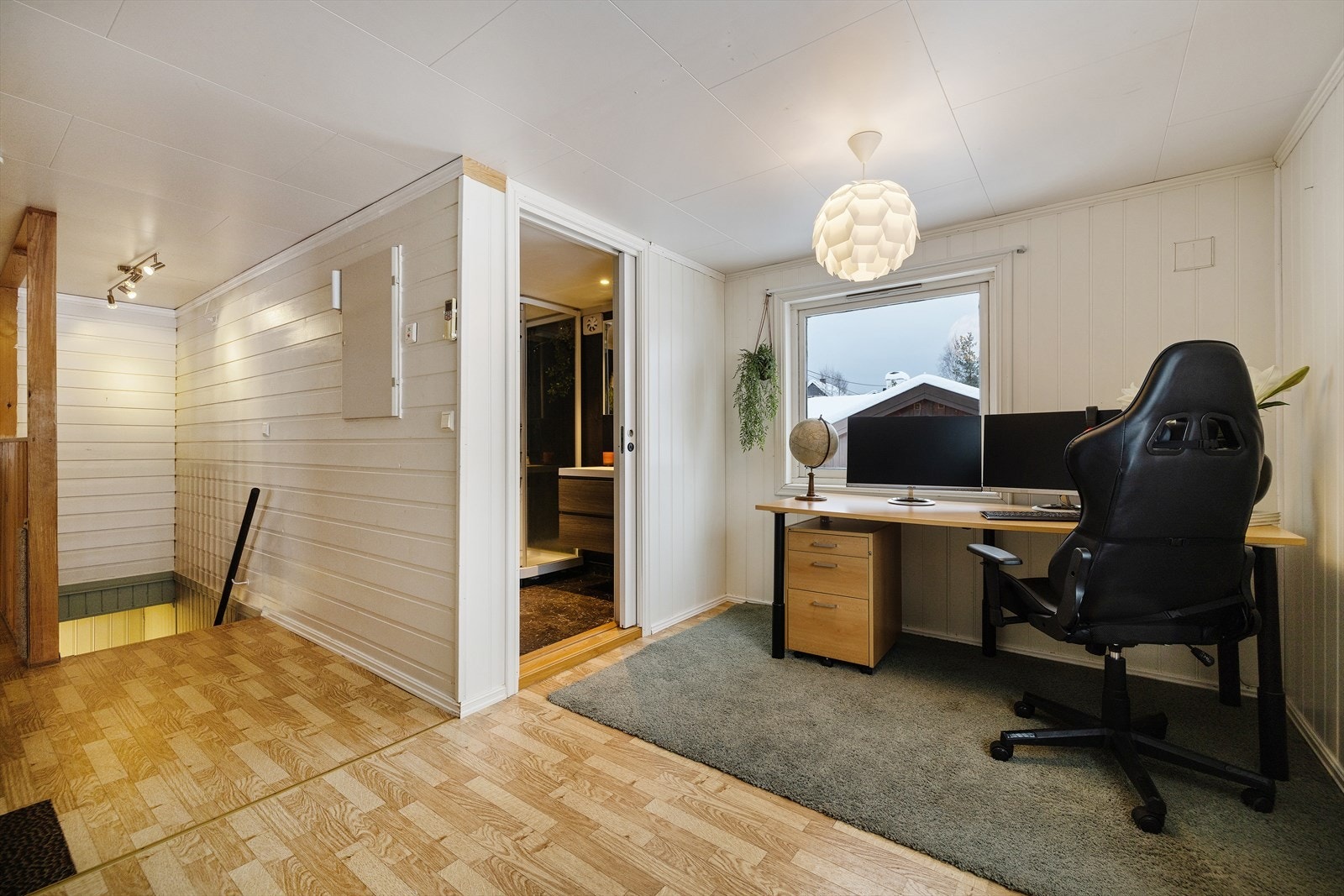 Trapperommet åpner opp til en fleksibel sone som her er innredet med en kontorplass. Galleribilde
