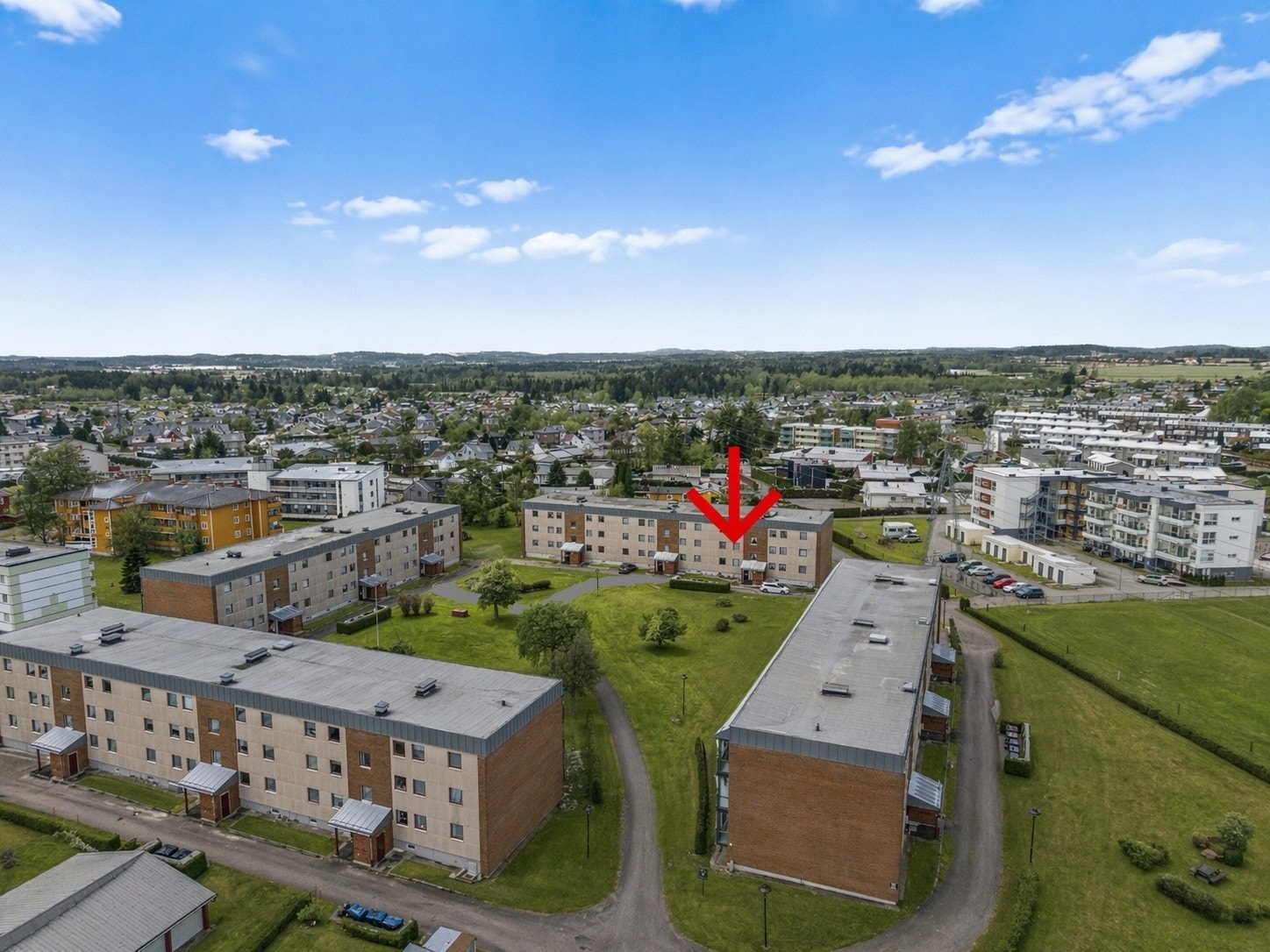 Flott blokkbebyggelse i et hyggelig bomiljø (illustrasjonsbilde ved bruk av AI). Galleribilde