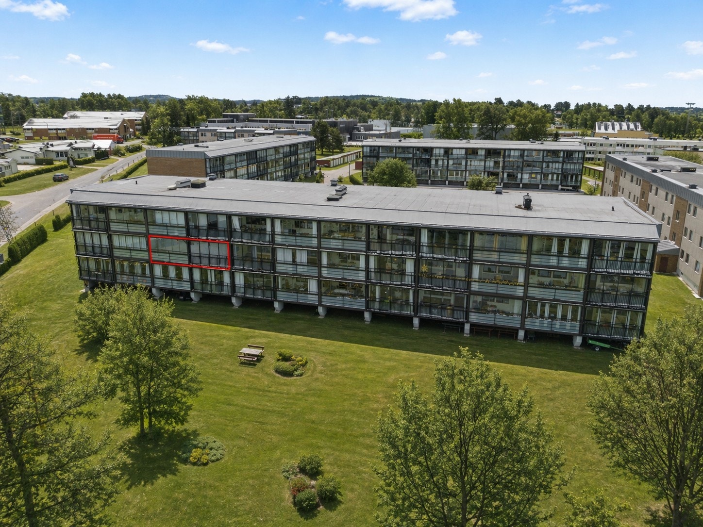 Velkommen til Sportsveien 24C-Leilighet i 2.etasje i attraktive Bugården - klar for ny eier!. Foto: Paul Thürmer. (Bilde med bruk av AI) Galleribilde