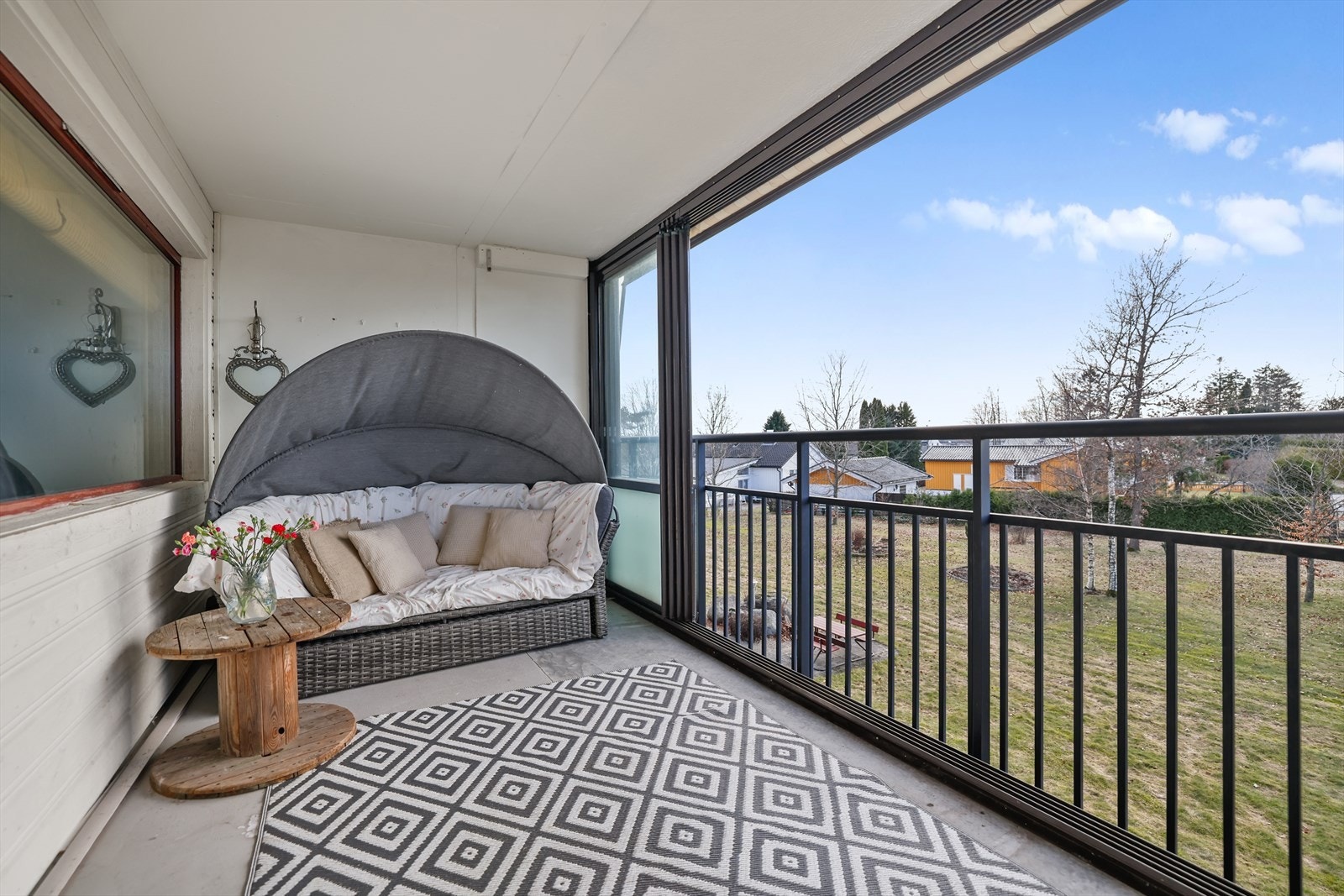 Balkong med lite innsyn i rolige og hyggelige omgivelser. Galleribilde