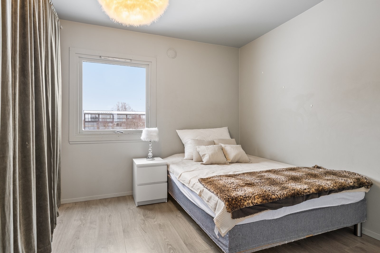 Romslig hovedsoverom med plass til stor seng og øvrig møblering. Her er det en stor garderobeløsning med rikelig oppbevaringsplass- mulighet for å installere skyvedører for en enda mer praktisk og stilren løsning. Galleribilde