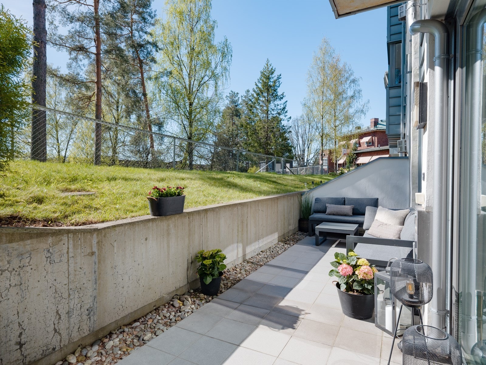 Fra stuen er det utgang til en sydvendt markterrasse på ca. 20 kvm med flislagt dekke, utebelysning, stikkontakt og gassuttak/tilkobling for grill Galleribilde