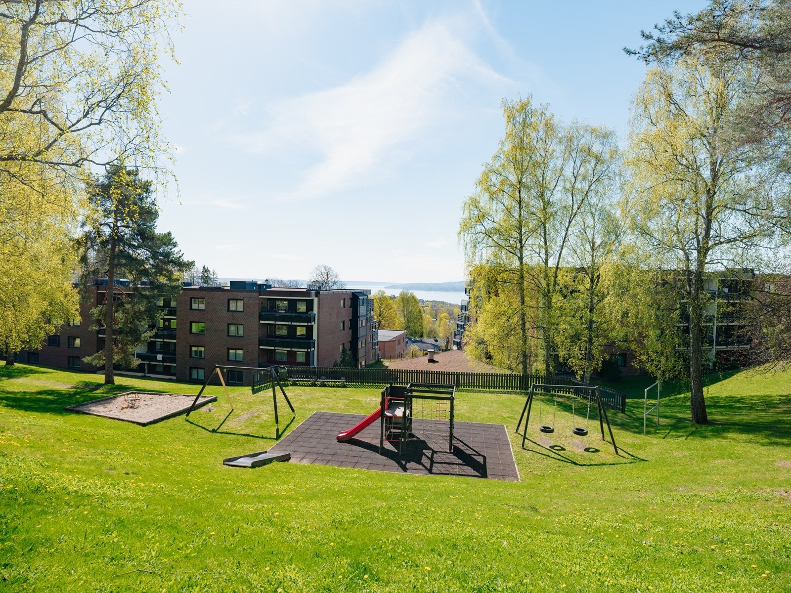 Beliggenheten er rolig og tilbaketrukket, med kort vei til skoler, barnehager, friområder, idrettsplass, offentlig kommunikasjon og servicetilbud Galleribilde