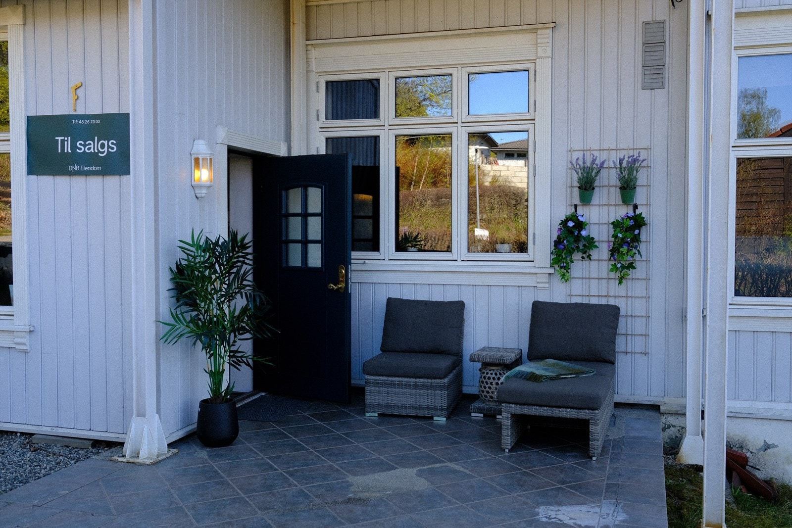 Uteplassen består av en overbygd terrasse på 10,8 kvm ved inngangspartiet. (selgers foto) Galleribilde