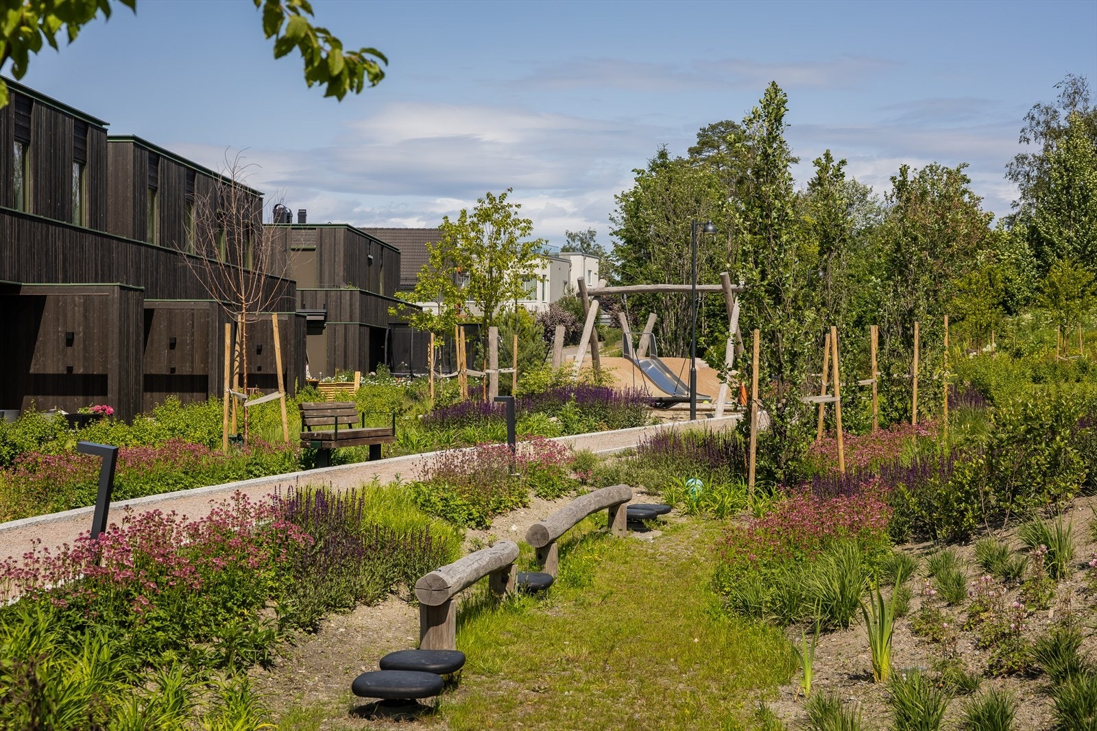 Fellesområdene er pent opparbeidet med frodig beplantning og gangveier. Galleribilde