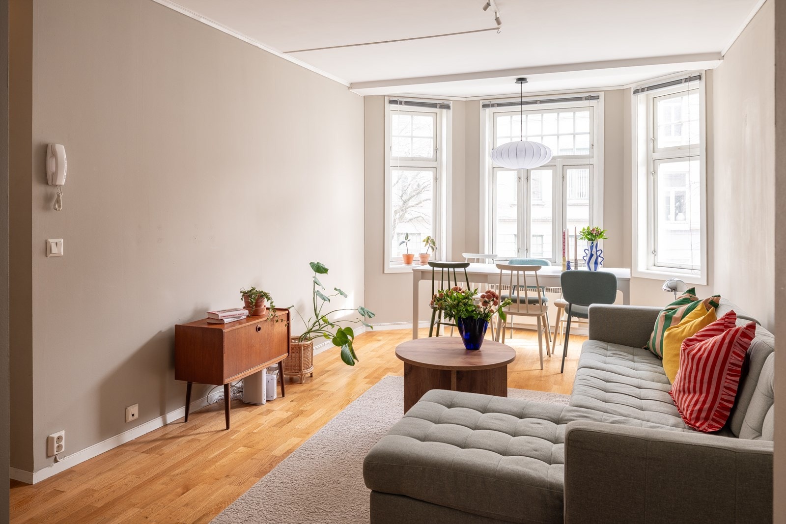 Leiligheten har en god planløsning med romslig størrelse på samtlige rom. Den åpne stue- og kjøkkenløsningen er på 25m². Galleribilde