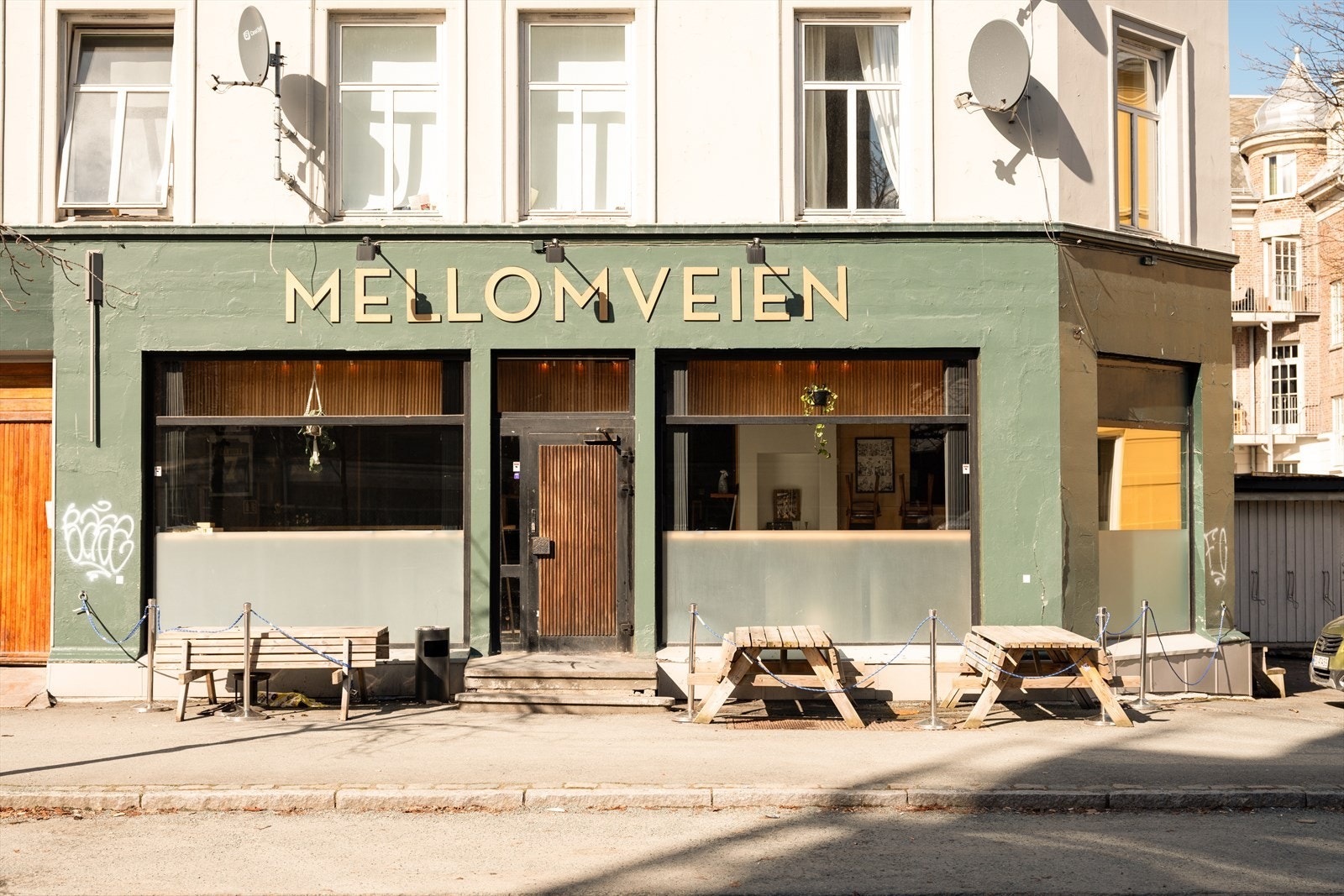 Også Mellomveien pub ligger i nærområdet. Her kan man se Champions league-kamper. Galleribilde