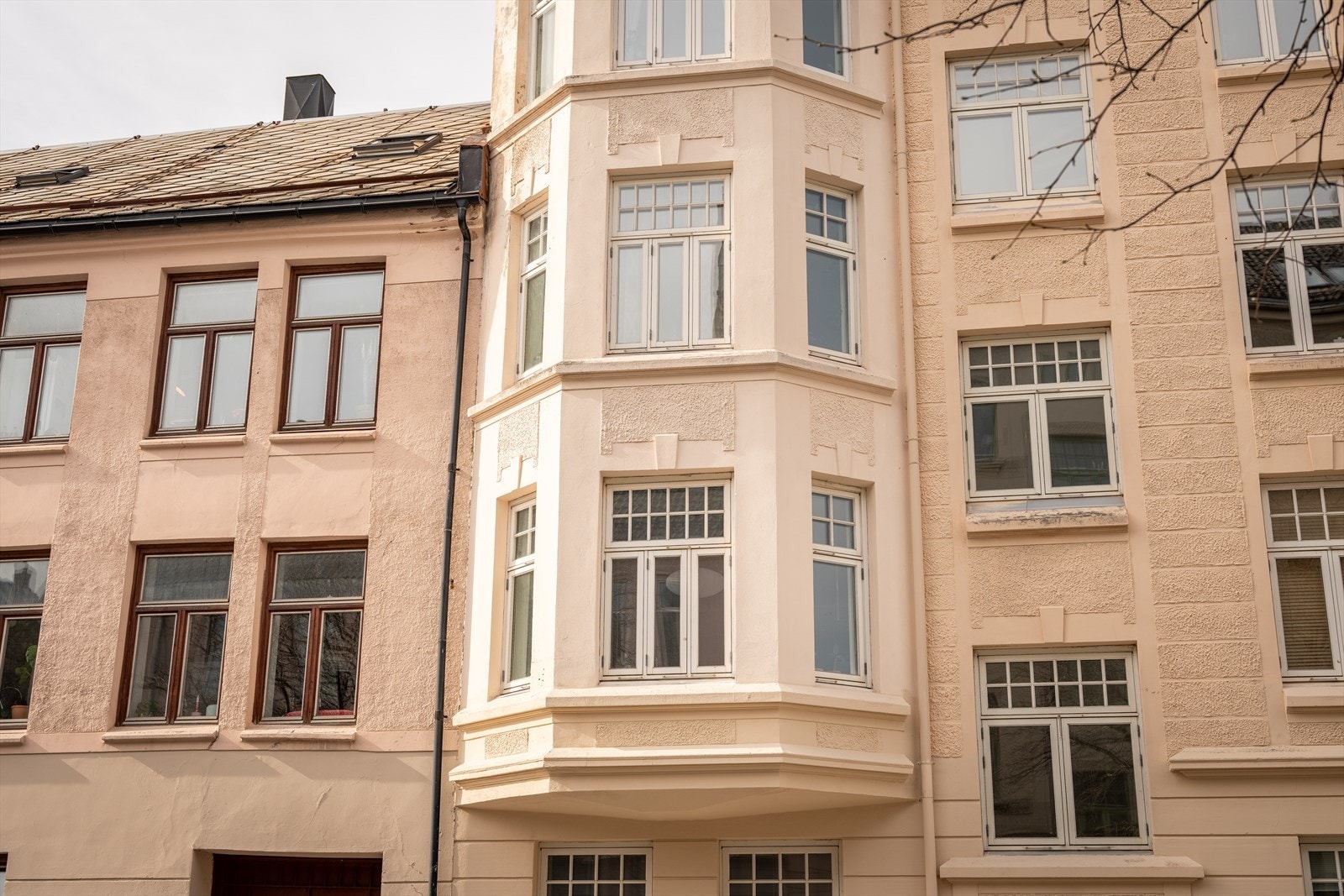 Bygården er i en klassisk jugendstil, tegnet av den anerkjente arkitekten Hagbart Martin Schytte-Berg. Galleribilde