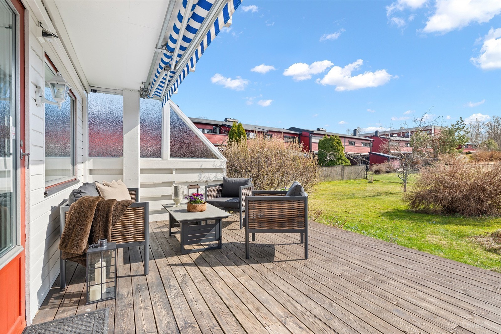 Fra stuen er det direkte utgang til en herlig markterrasse som blir en naturlig forlengelse av stuen på varme dager. Galleribilde