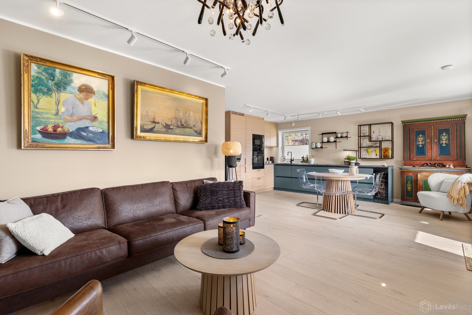 Inn igjen. Galleribilde