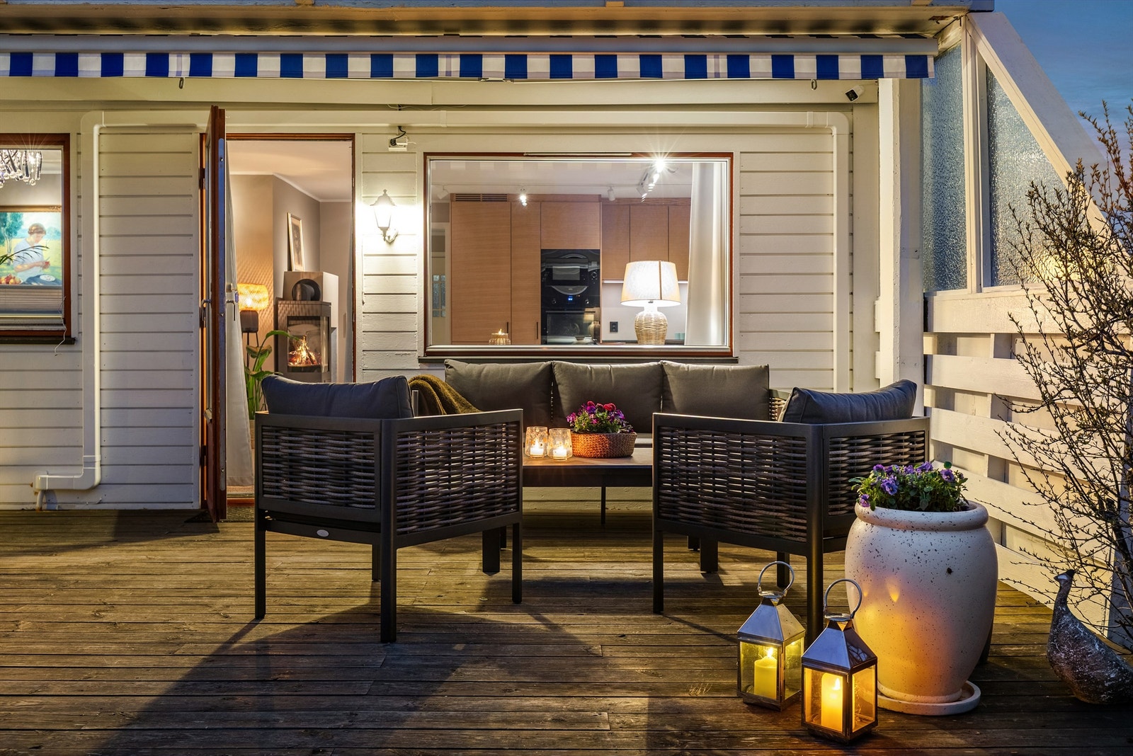 Terrassen har rikelig med plass til både sittegruppe og spisebord. Galleribilde