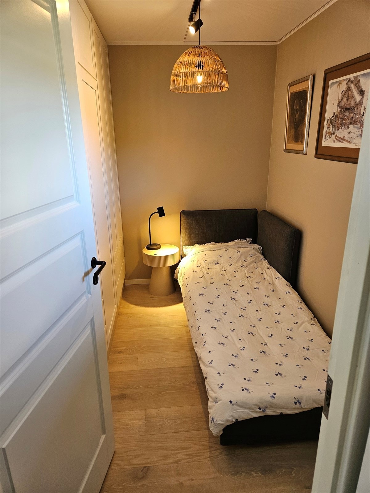Det minste soverommet har meget god oppbevaringsplass i dype garderobeskap. Galleribilde