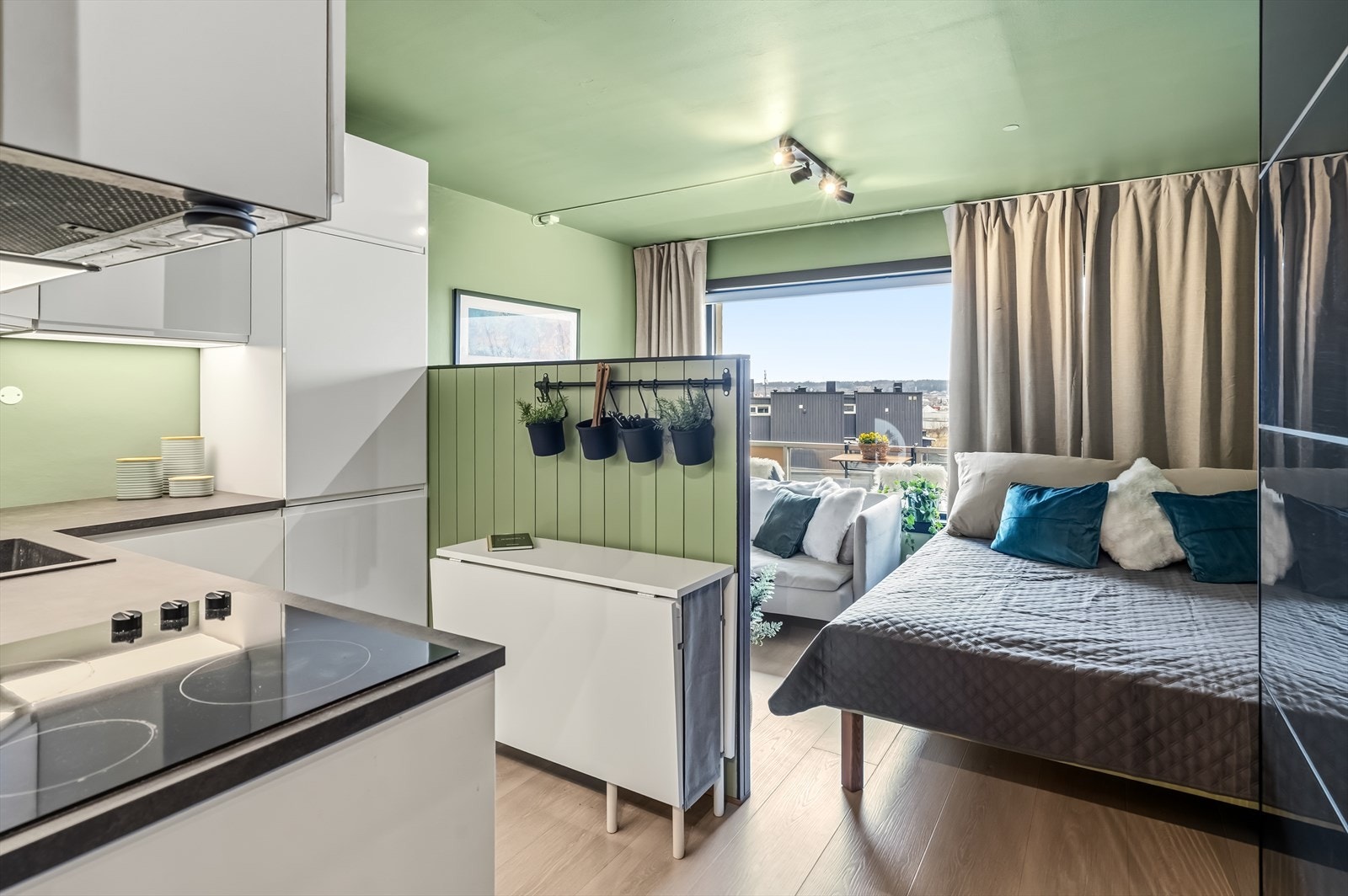 Når sengen er nede, fungerer rommet som et komfortabelt soverom med plass til sofagruppe. Galleribilde