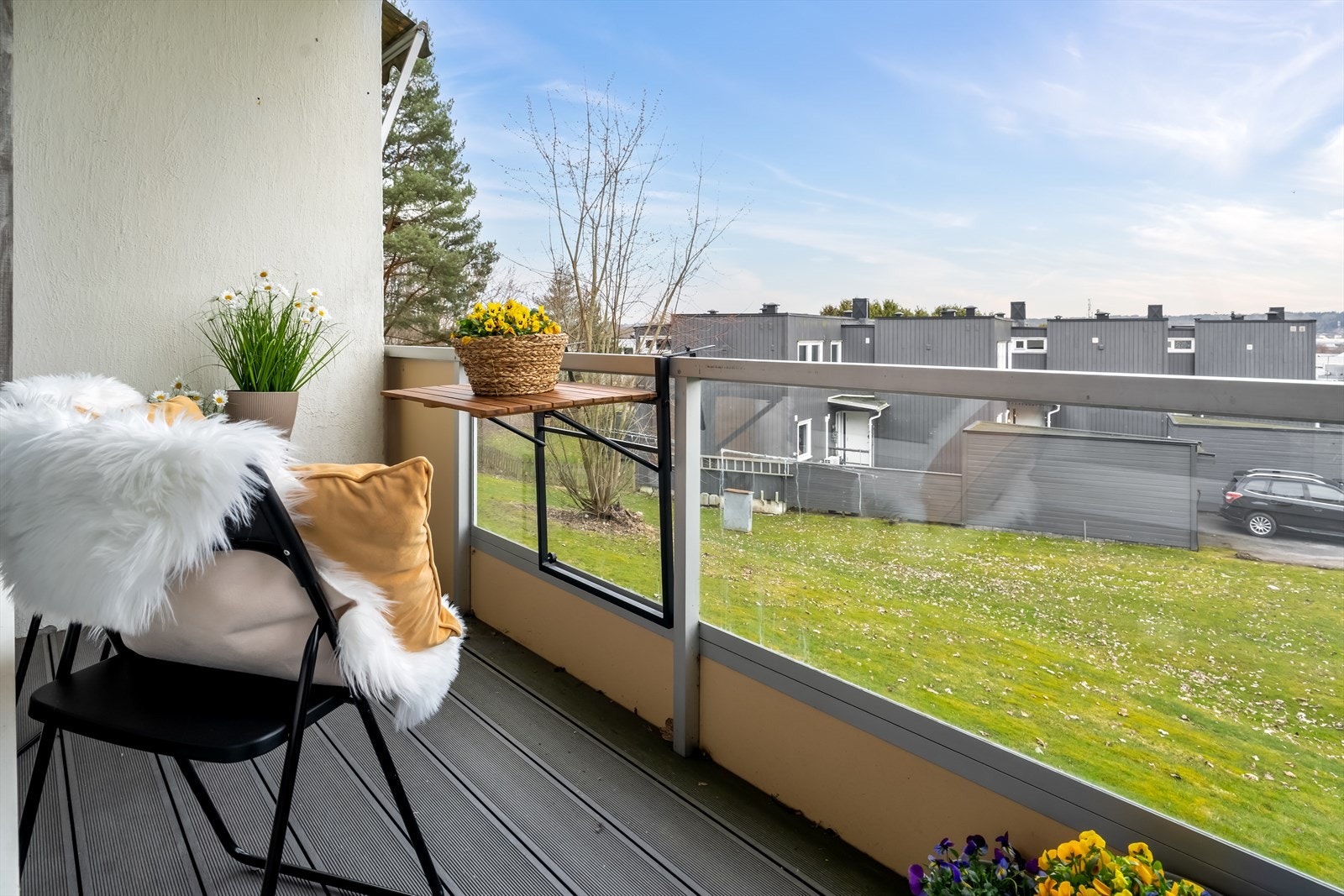 Den vestvendte balkongen på ca. 5 m² har glassfelt og gode solforhold, med plass til en sittegruppe. Galleribilde