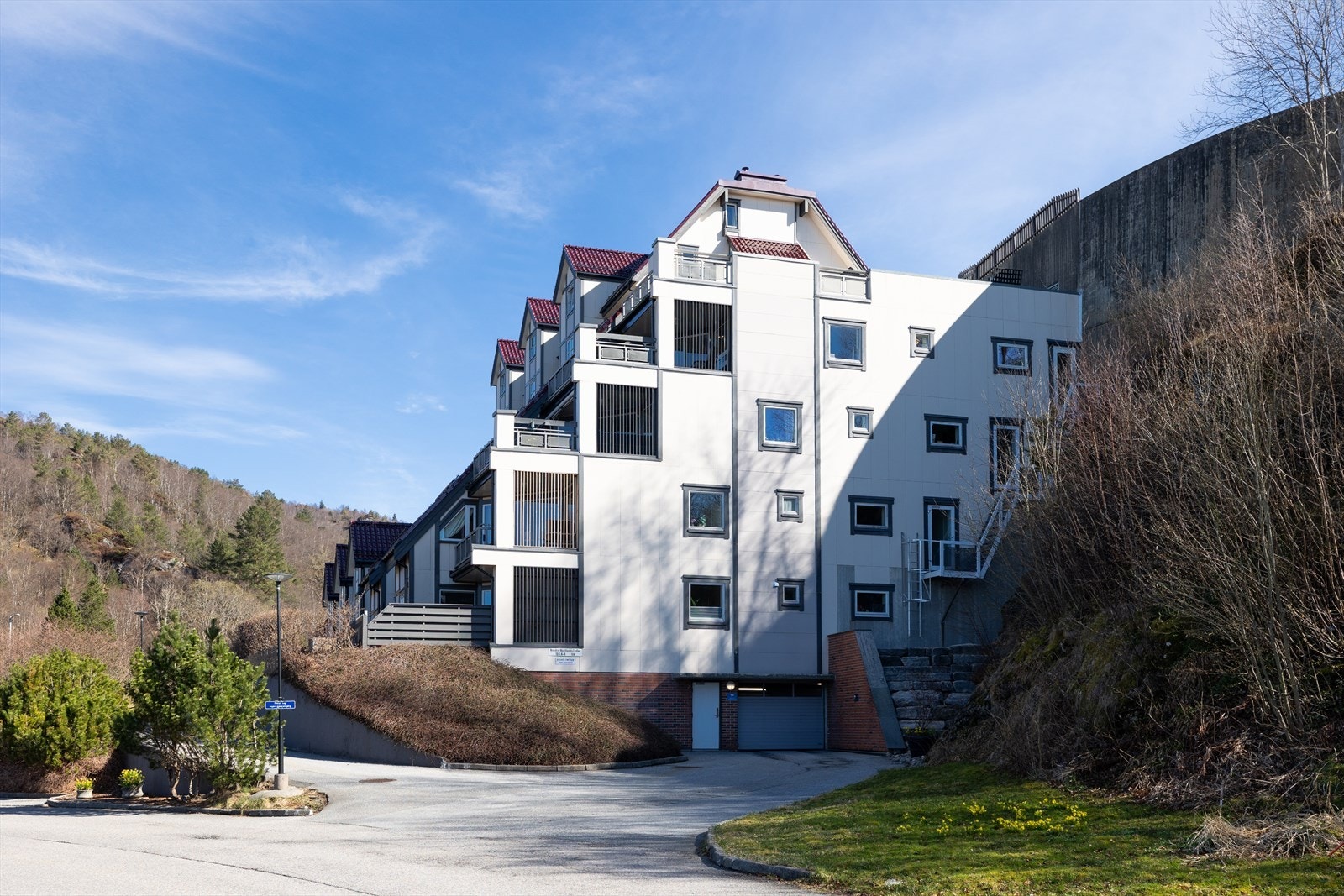 - Seksjonen disponerer fast parkeringsplass i garasjeanlegget i bygget - Galleribilde