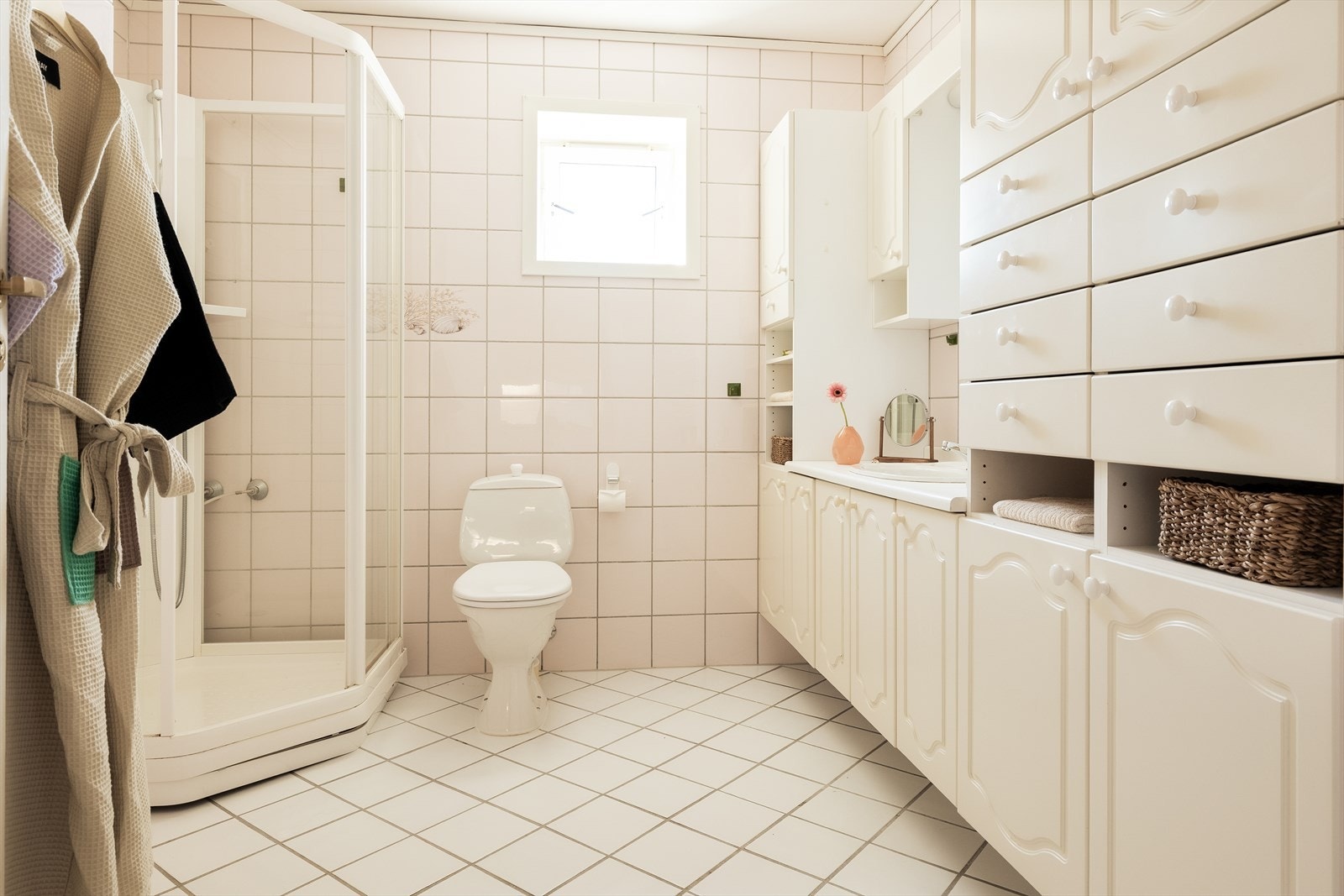 - Leilighetens bad er helfliset og innredet med dusjkabinett og WC - Galleribilde