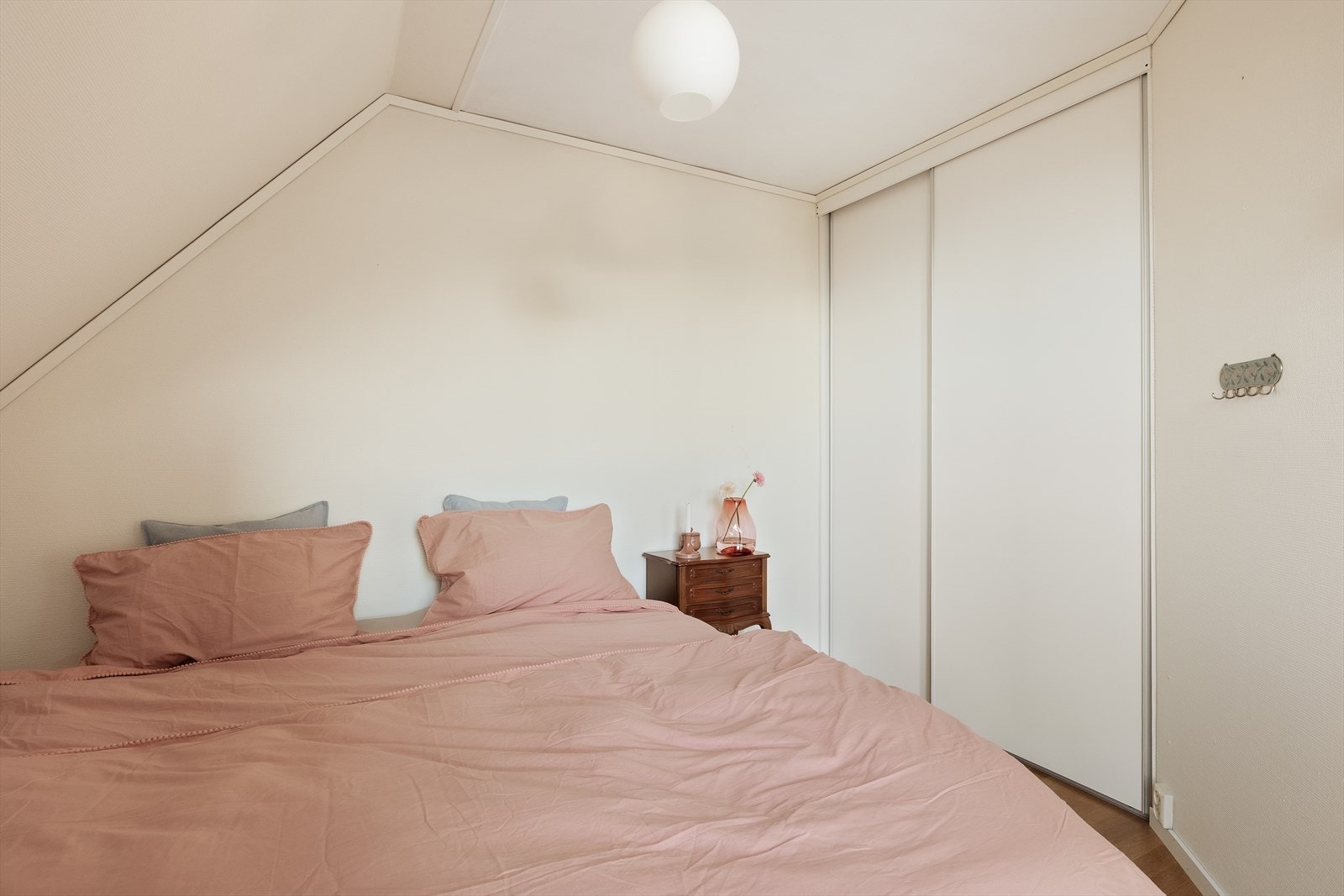 - Boligens hovedsoverom måler 9,7 m² - Galleribilde