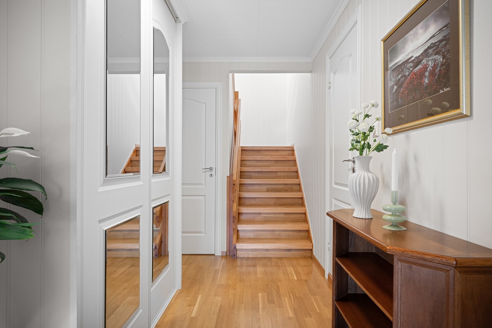 Gang med skyvedørsgarderobe. Galleribilde